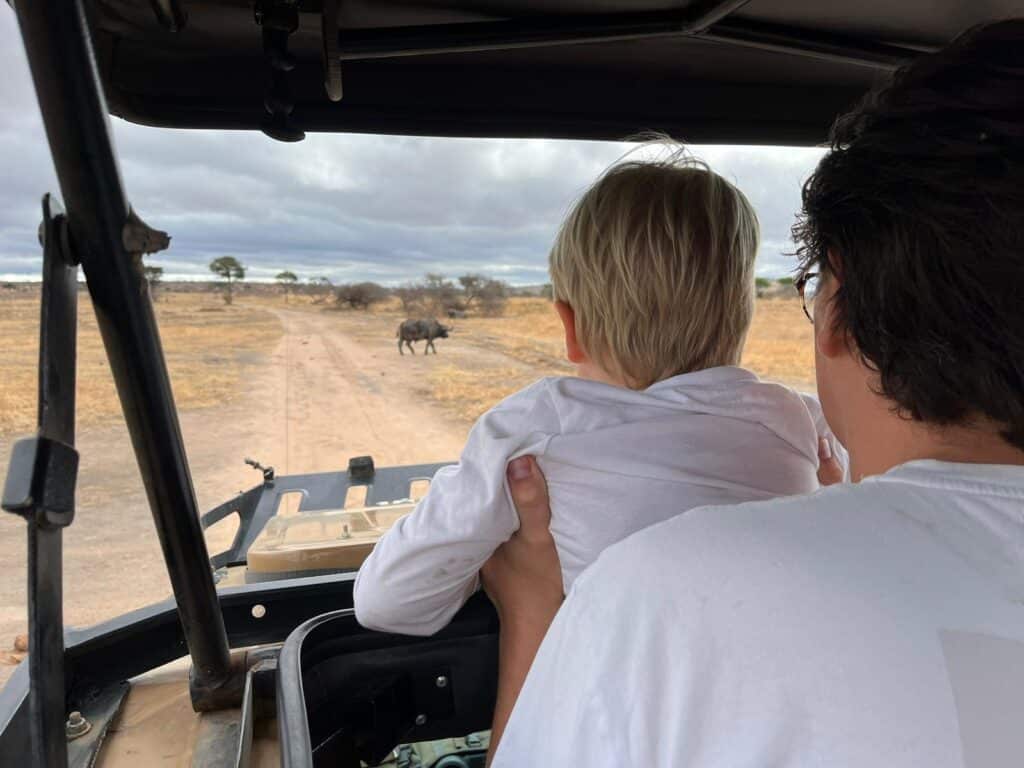 Un papa en safari au Kenya au volant d'un véhicule avec son enfant