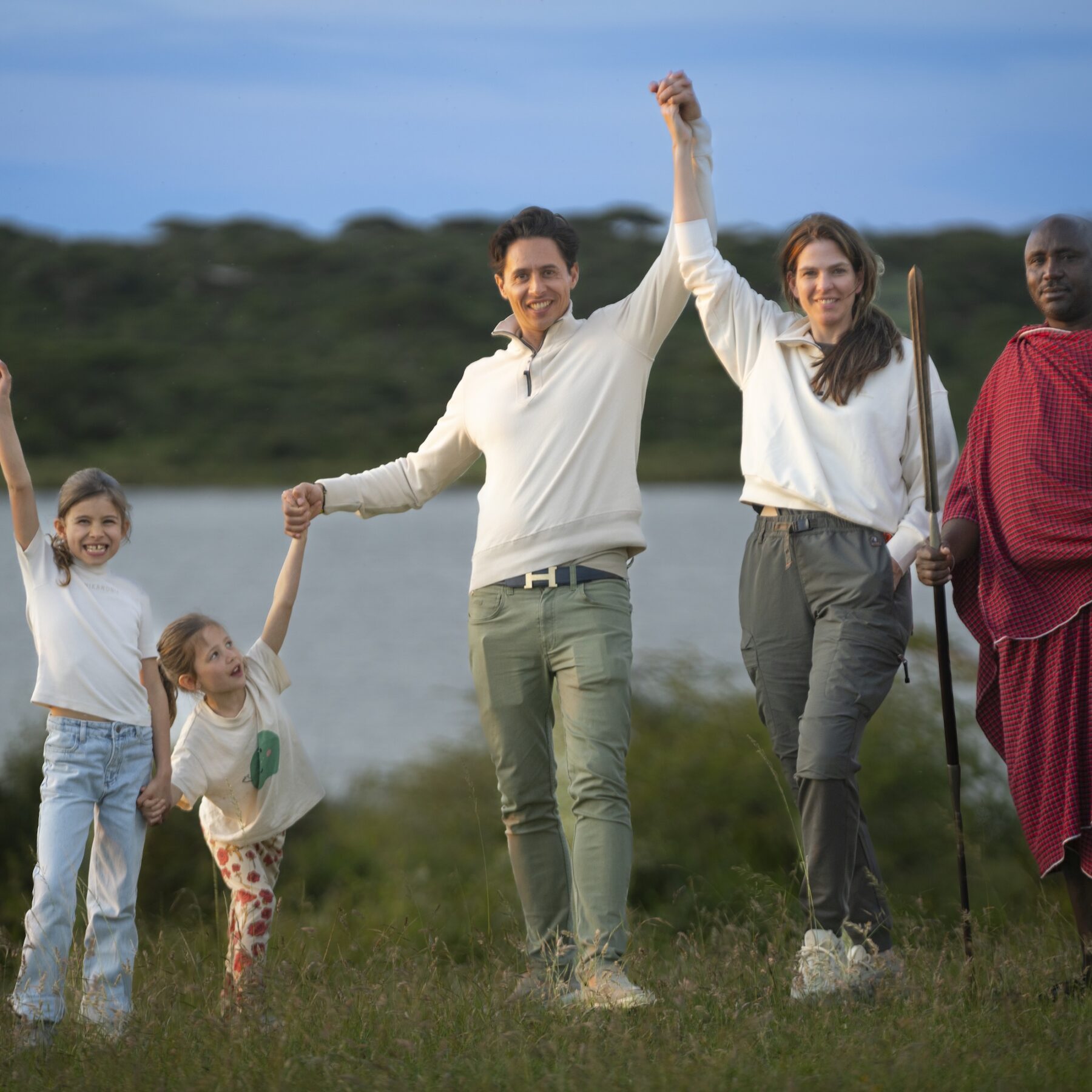 Un couple avec deux jeunes enfants et un Masaï