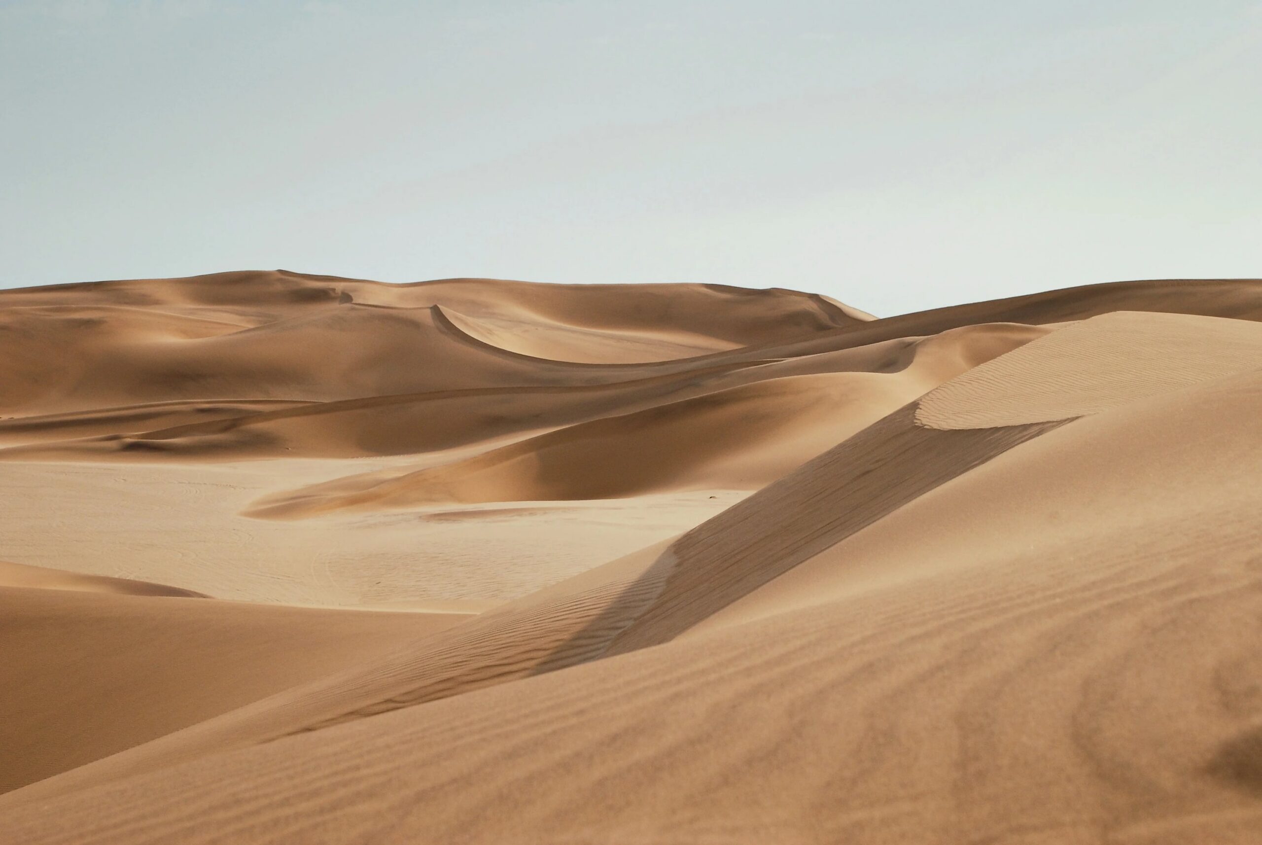 Dunes ondulantes du désert du Namib en Namibie.