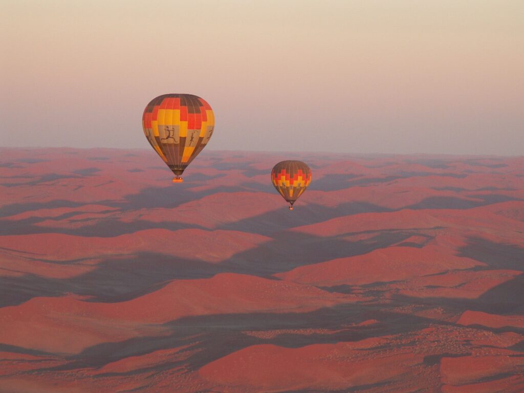 Deux montgolfières au lever du soleil au-dessus du désert du Namib