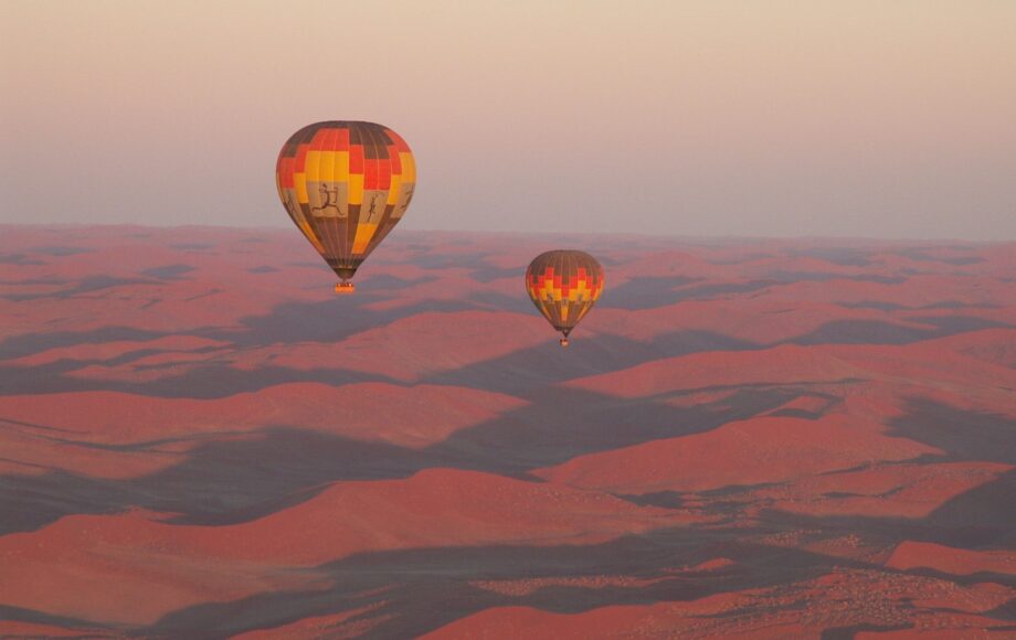 Deux montgolfières au lever du soleil au-dessus du désert du Namib