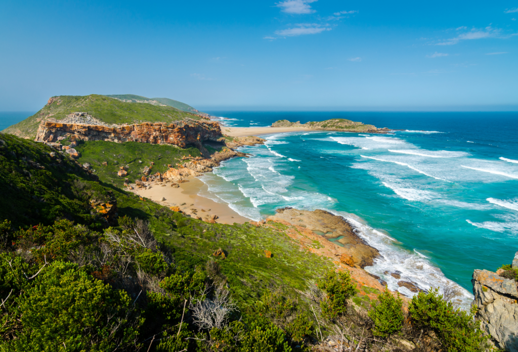 Paysage côtier pittoresque avec des falaises escarpées, des plages de sable et l'océan turquoise en Afrique du Sud
