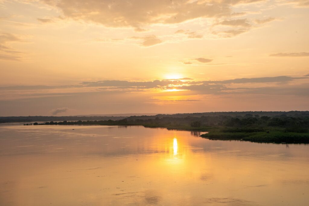 Coucher de soleil se reflétant sur le Nil en Ouganda.