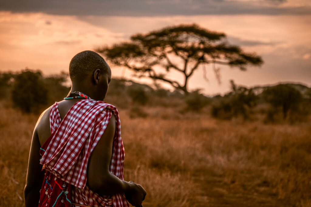 IM_KE_AMB_Homme maasaï au coucher du soleil près d'Amboseli